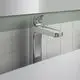 Waschtischarmatur von Ideal Standard mit einem modernen Design in Chrom. Der Wasserhahn hat eine rechteckige Form und ist an einer hellen Wand installiert.